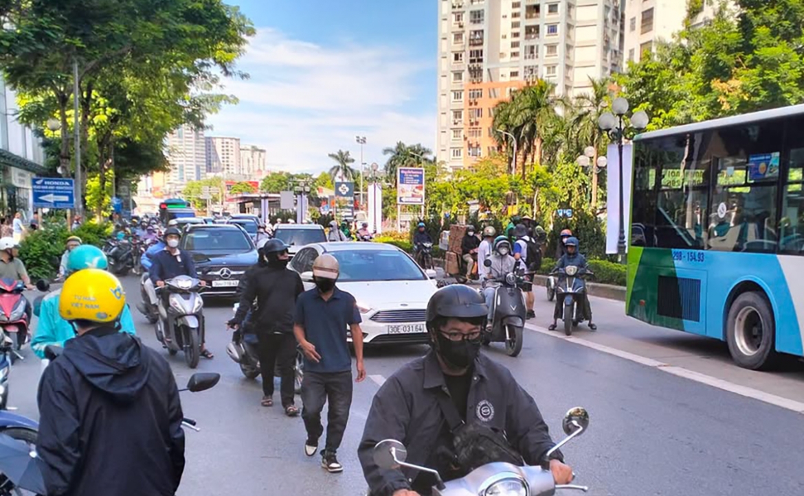 va cham giua xe buyt va xe may tren duong le van luong, mot phu nu tu vong hinh anh 3
