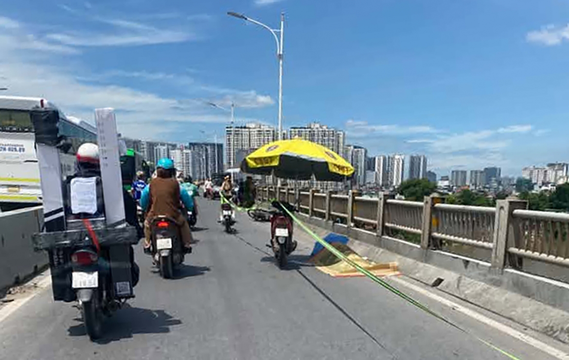 bi tai nan tren cau vinh tuy, ha noi, nguoi phu nu tu vong tai cho hinh anh 1