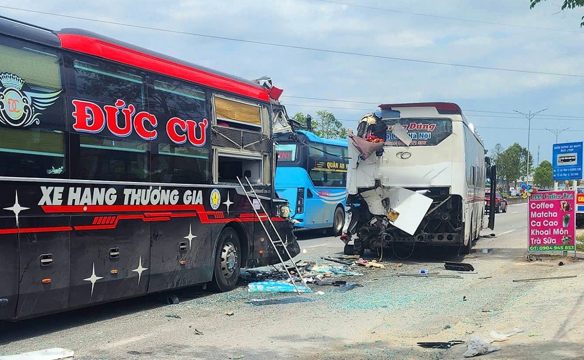 va cham giua 2 xe khach tren quoc lo 1 qua ha tinh, 1 phu xe tu vong hinh anh 1