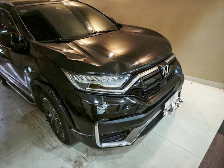 Xác minh tài xế ô tô lao lên vỉa hè tông 2 người rồi rời khỏi hiện trường