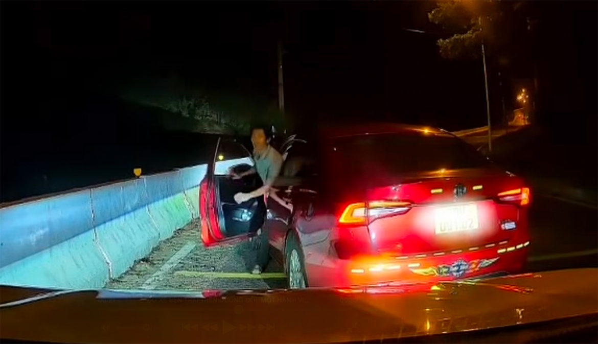 chan dau o to trong dem de de doa, tai xe bi xu phat hinh anh 1