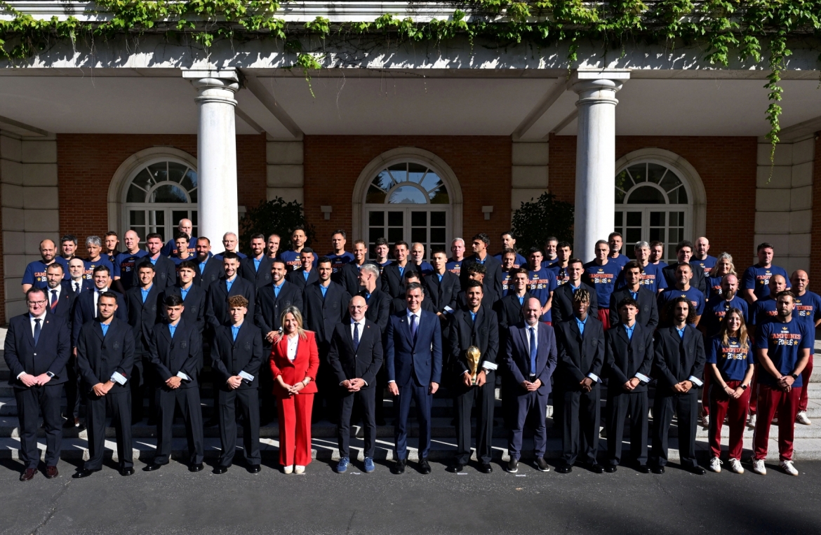 bien nguoi chao don Dt tay ban nha mang chuc vo dich world cup 2026 ve nuoc hinh anh 4