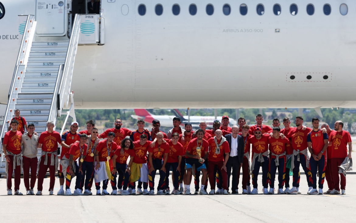 bien nguoi chao don Dt tay ban nha mang chuc vo dich world cup 2026 ve nuoc hinh anh 2