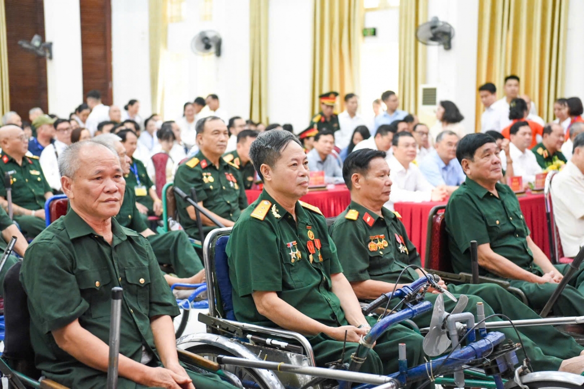 nang muc tro cap nguoi co cong, sua chua 100 cong trinh ghi cong liet si hinh anh 1