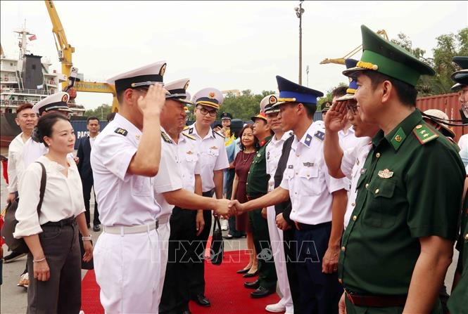 bien doi tau hai quan trung quoc tham tp. ho chi minh hinh anh 2