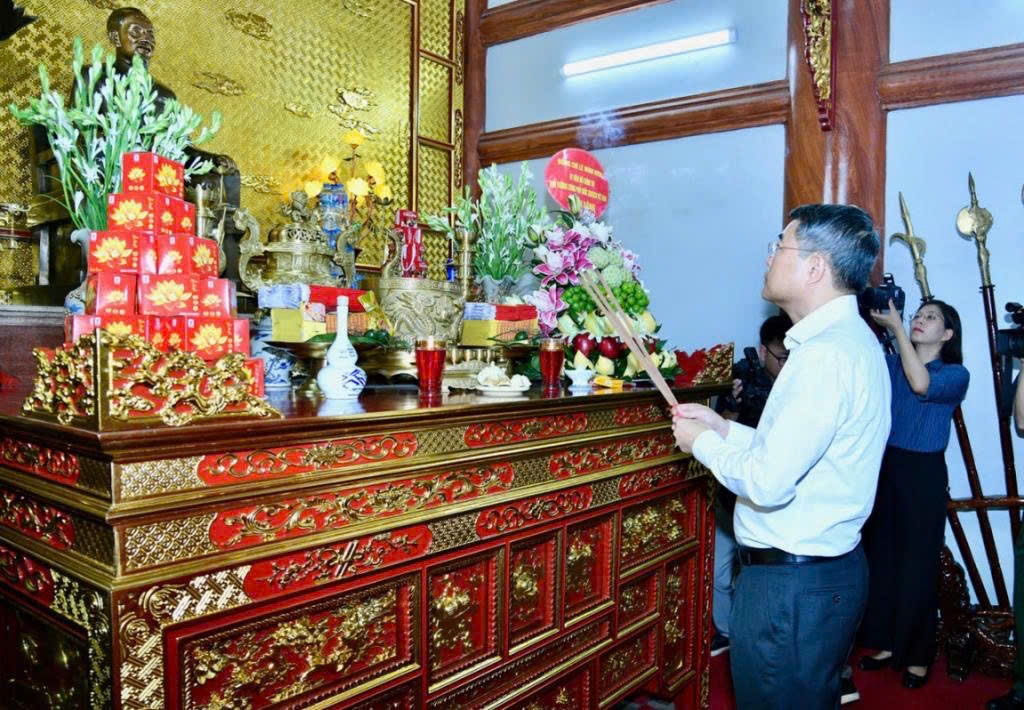 thu-tuong-tham-nghia-trang-lang-son-vov-2.jpg