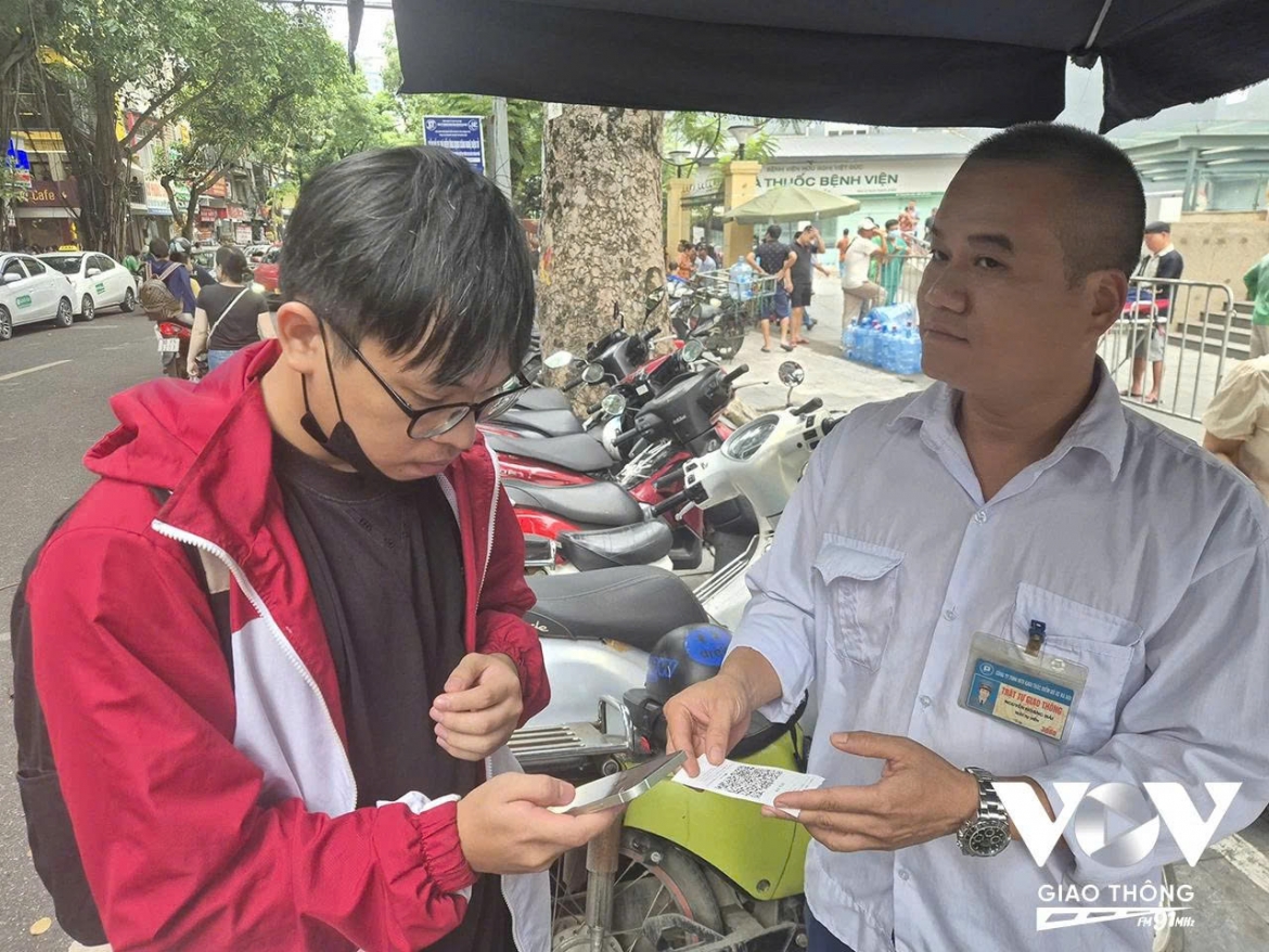 thu phi gui xe 100 dien tu nguoi dan loi gi, ha noi loi gi hinh anh 1