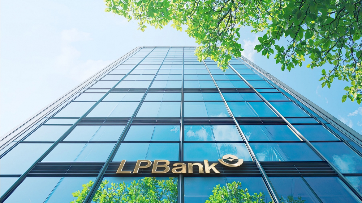 LPBank báo lãi gần 6.000 tỷ đồng, thu ngoài lãi tăng 33% sau 6 tháng đầu năm 2026
