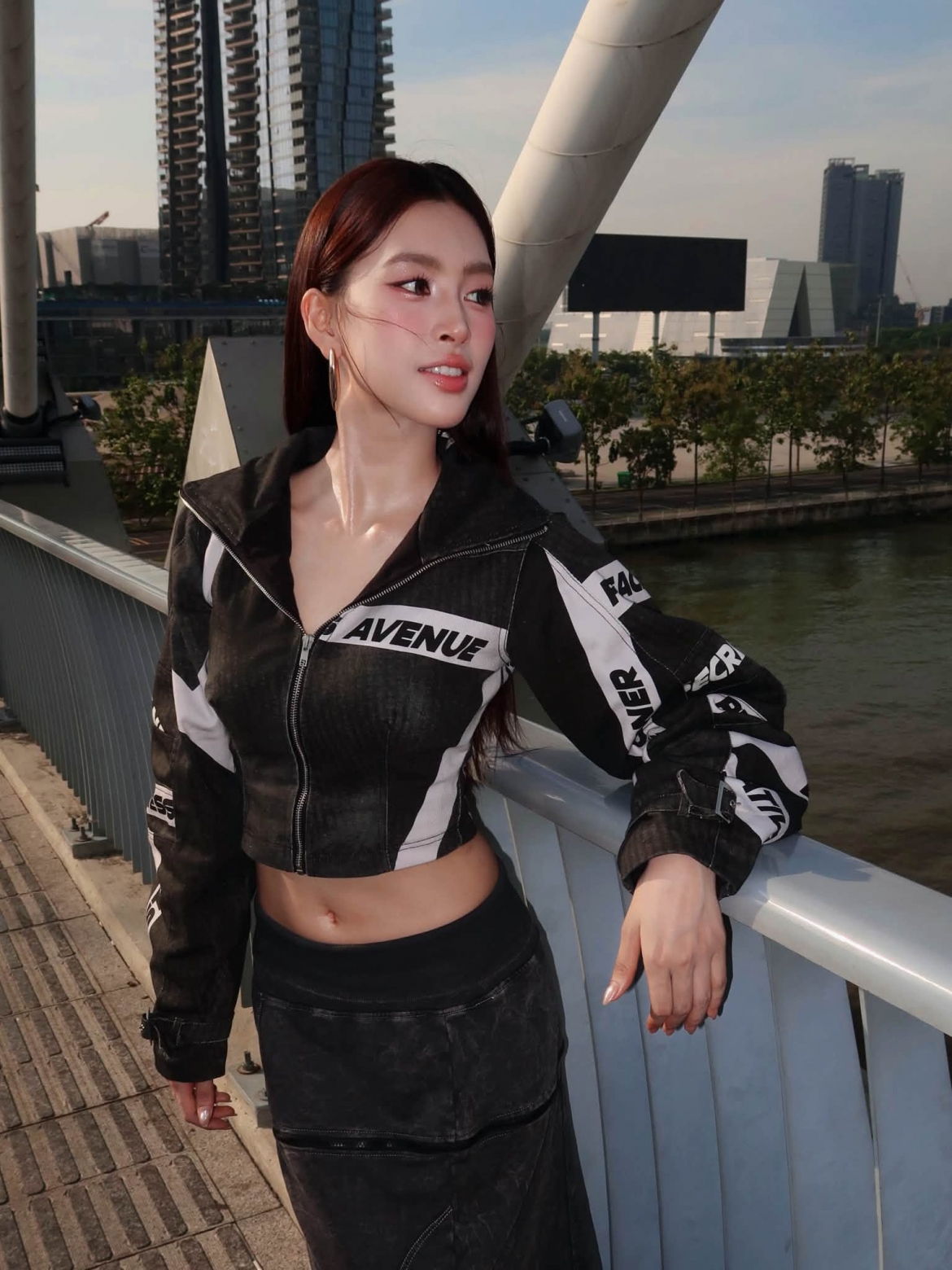 sao viet 13-7 tran tieu vy khoe phong cach sanh dieu giua pho hinh anh 1