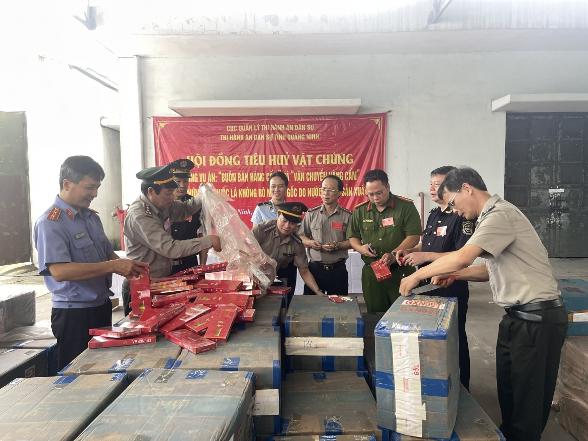 Quảng Ninh tiêu hủy vật chứng vụ án buôn bán, vận chuyển hàng cấm