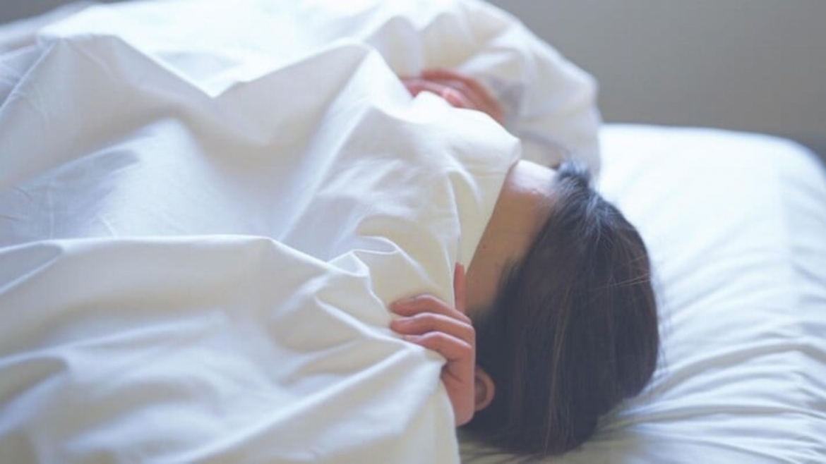 vi sao khong nen trum chan kin dau khi ngu hinh anh 1