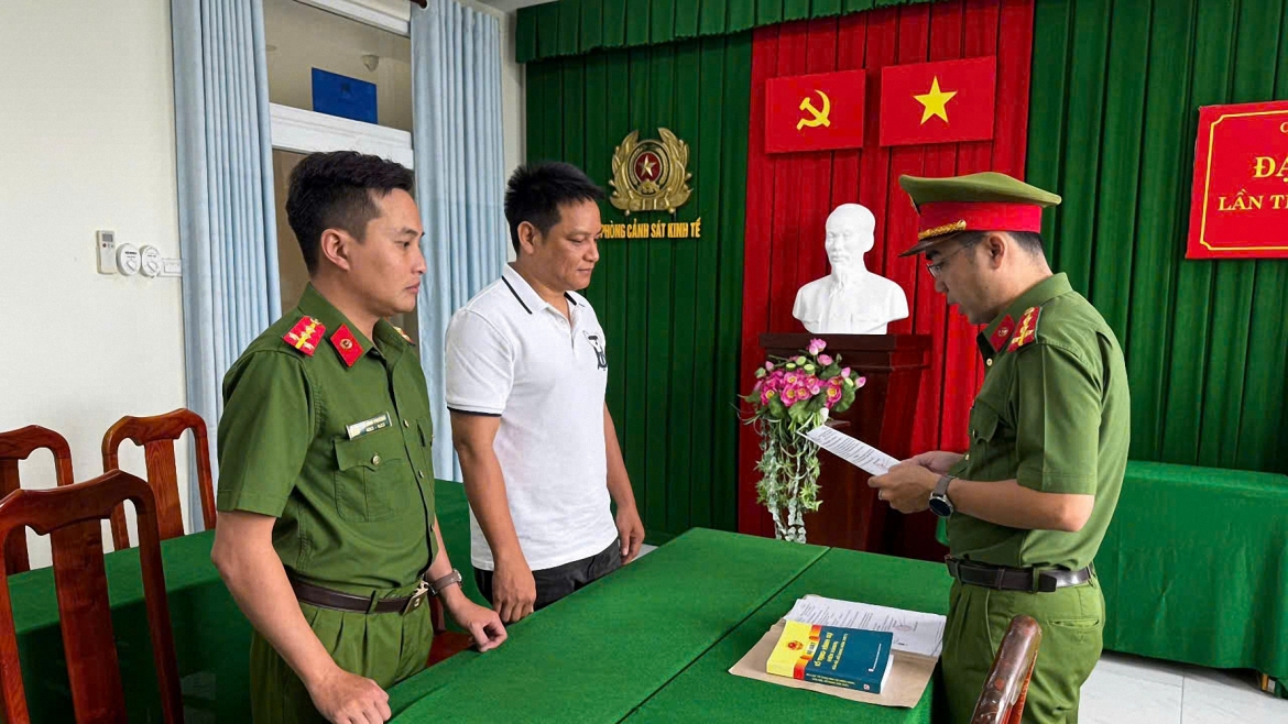 vinh long bat giu va khoi to vu an lo hang 1.500 san pham gia mao hinh anh 1