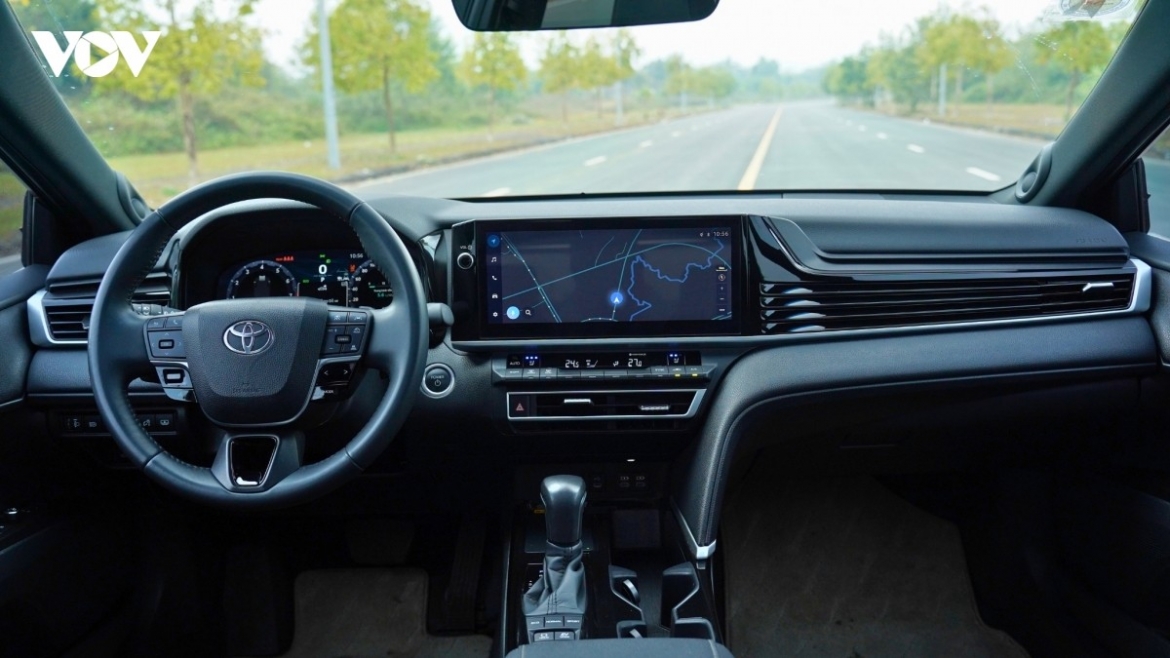 toyota camry hybrid co gia moi, giam 140 trieu dong hinh anh 2