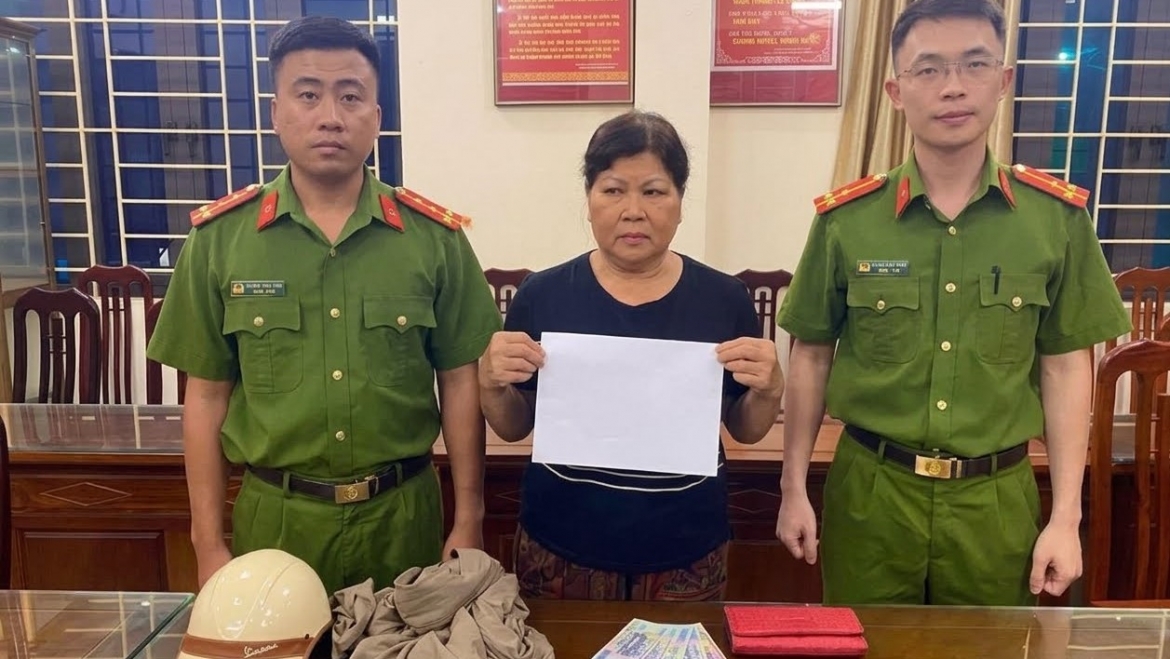 Di cho trom vi, nguoi phu nu bi camera an ninh vach tran , phai dau thu hinh anh 2