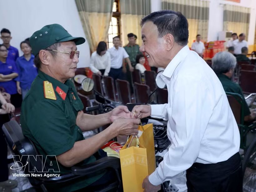 senior party official presents gifts to wounded, sick veteran soldiers in nghe an picture 1