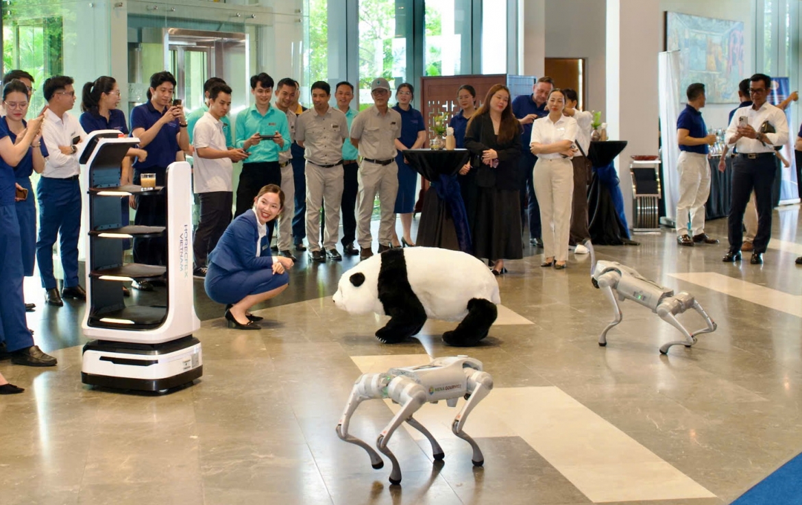 trinh dien ai, robot trong dien dan cong nghe du lich viet nam tai Da nang hinh anh 1