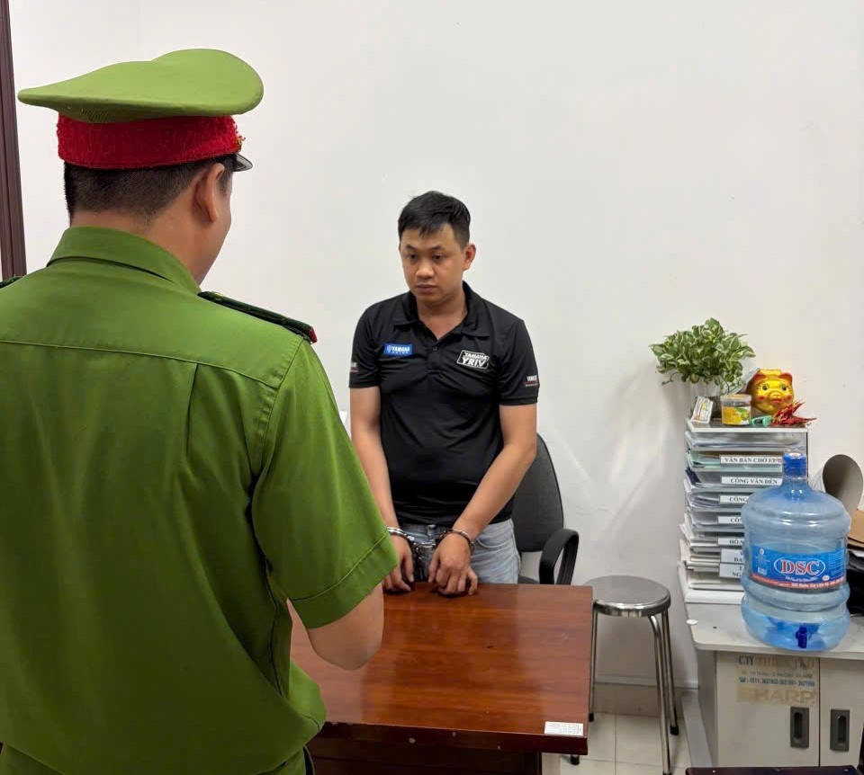 bat doi tuong trom 17 dien thoai di dong, tri gia gan 700 trieu dong hinh anh 2