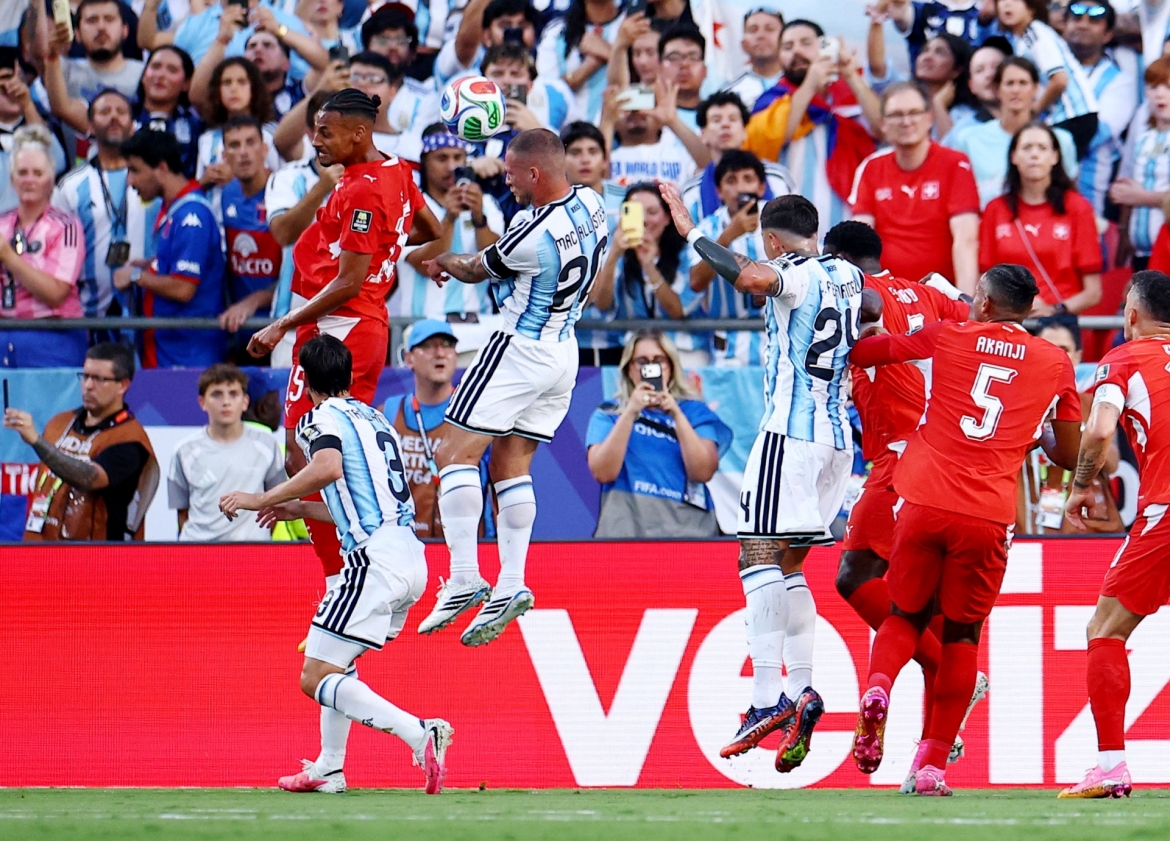 sieu pham o hiep phu giup argentina ha thuy si, thang tien vao ban ket world cup hinh anh 20