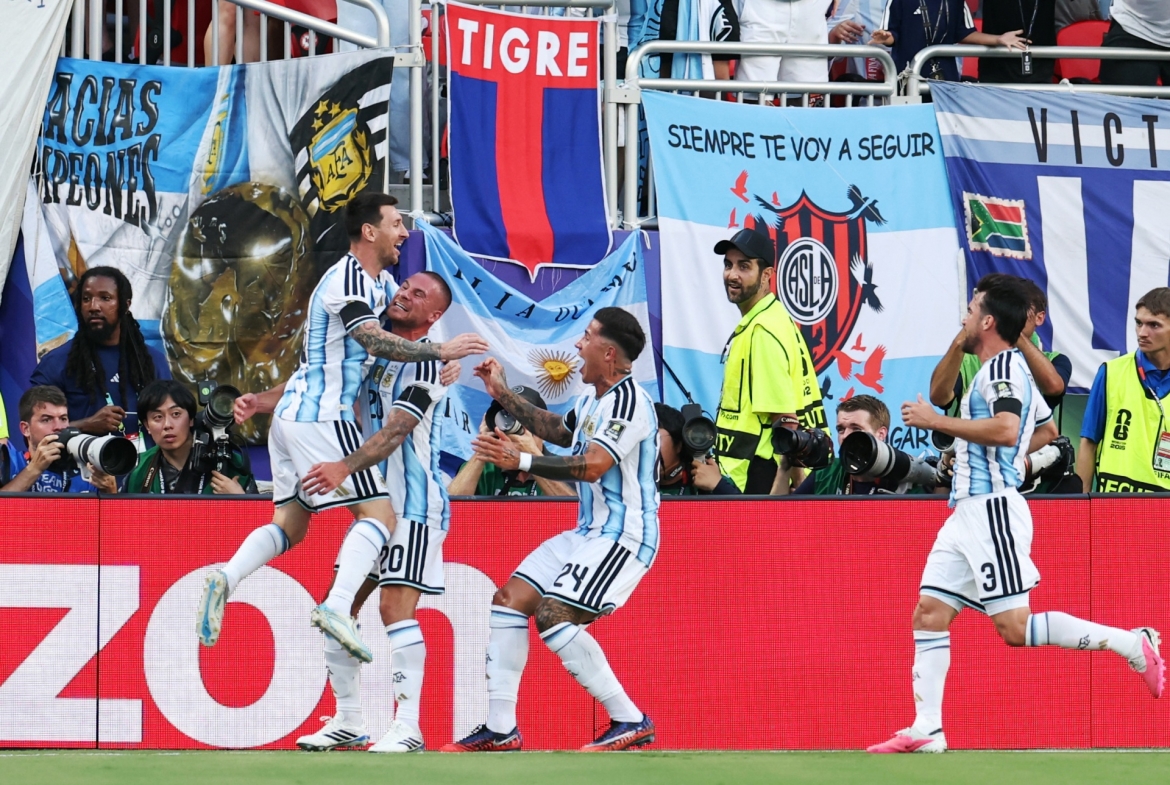 sieu pham o hiep phu giup argentina ha thuy si, thang tien vao ban ket world cup hinh anh 18