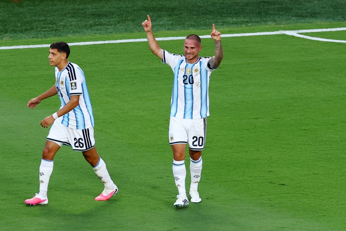 sieu pham o hiep phu giup argentina ha thuy si, thang tien vao ban ket world cup hinh anh 19
