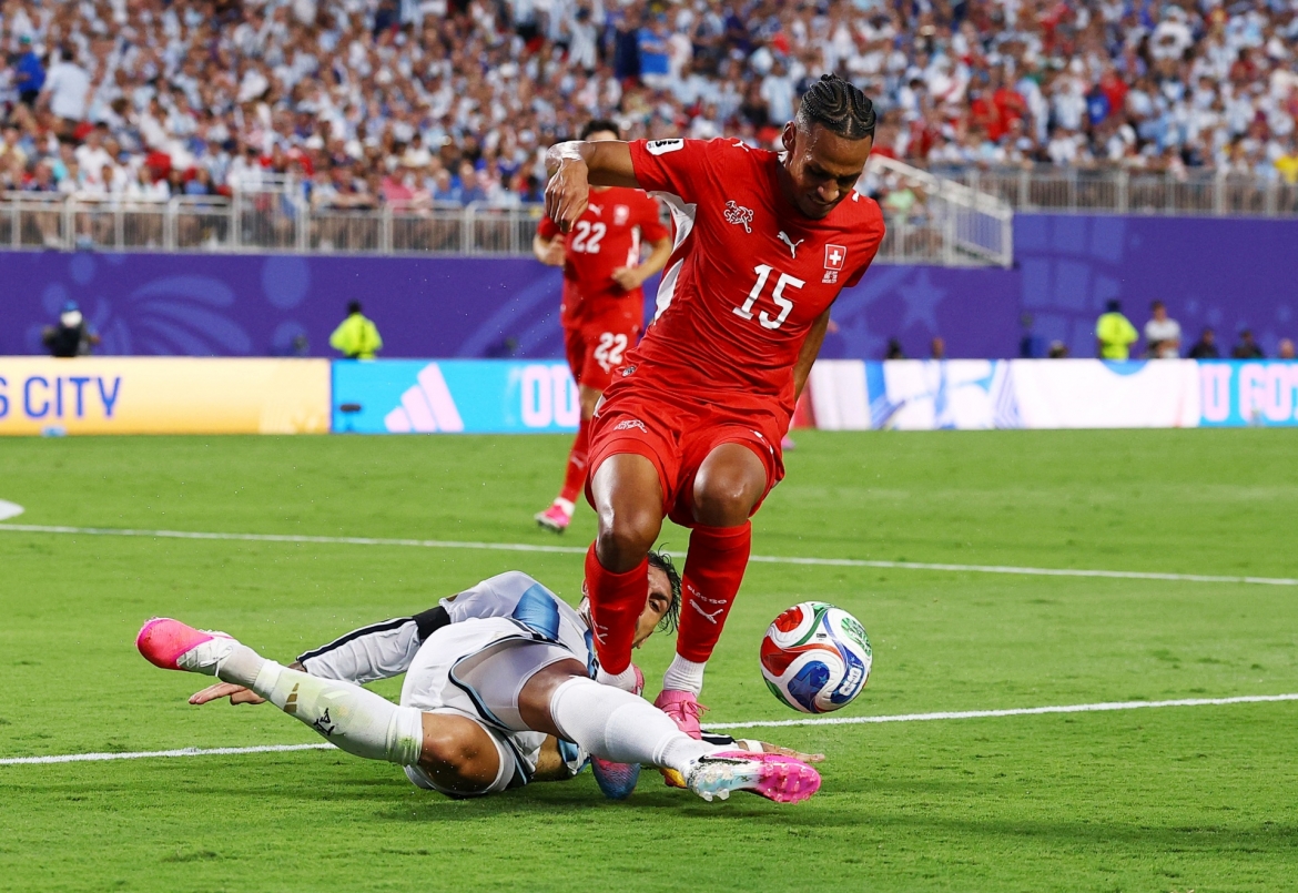 sieu pham o hiep phu giup argentina ha thuy si, thang tien vao ban ket world cup hinh anh 9