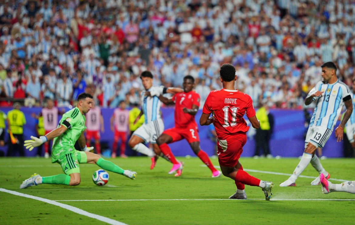 sieu pham o hiep phu giup argentina ha thuy si, thang tien vao ban ket world cup hinh anh 10