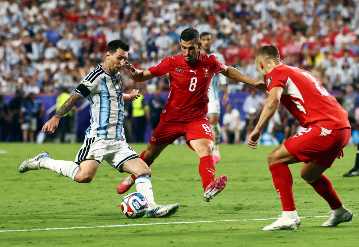 sieu pham o hiep phu giup argentina ha thuy si, thang tien vao ban ket world cup hinh anh 6