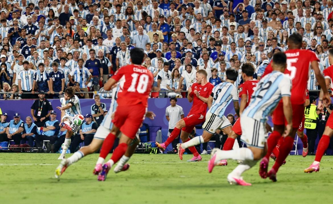 sieu pham o hiep phu giup argentina ha thuy si, thang tien vao ban ket world cup hinh anh 2