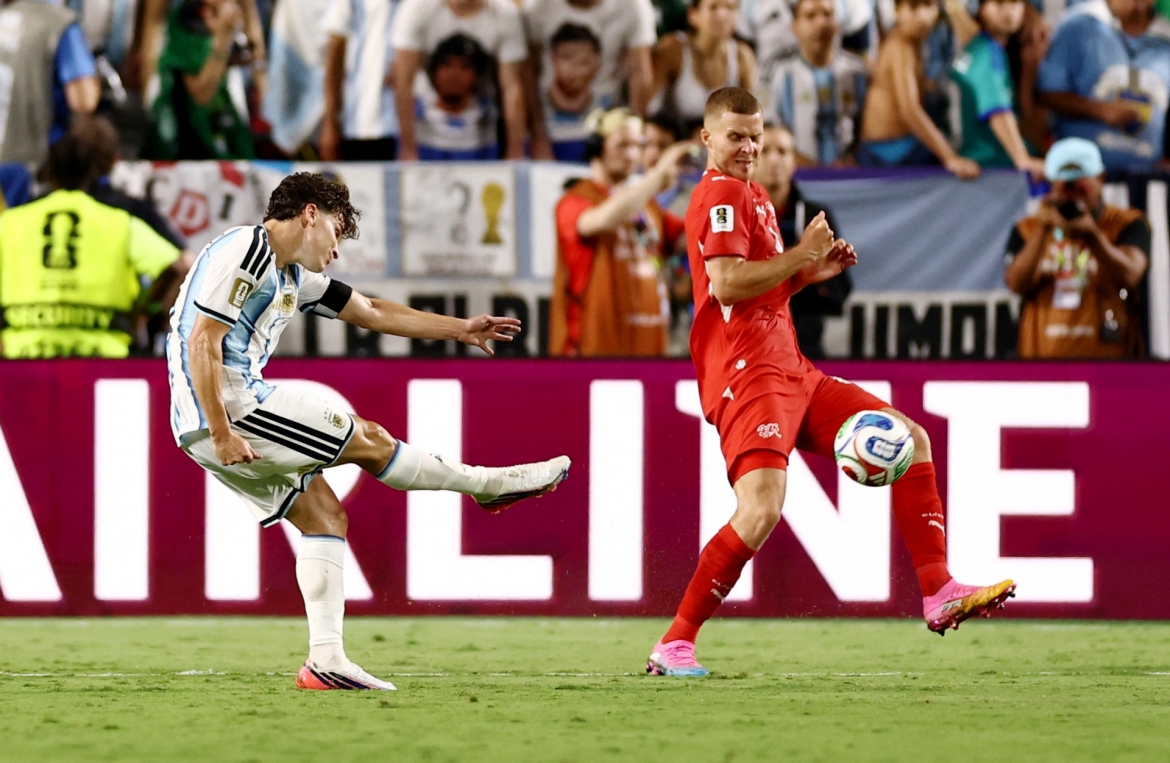 sieu pham o hiep phu giup argentina ha thuy si, thang tien vao ban ket world cup hinh anh 1