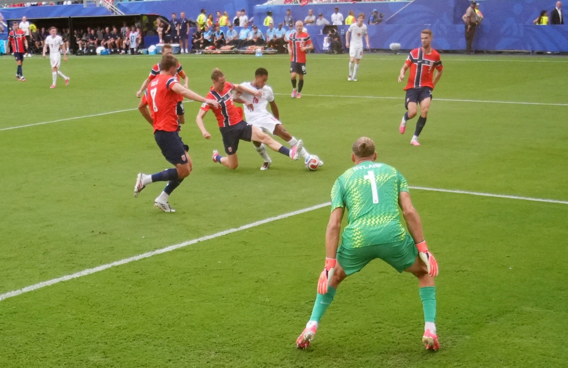 bellingham ruc sang, anh danh bai na uy de vao ban ket world cup 2026 hinh anh 59