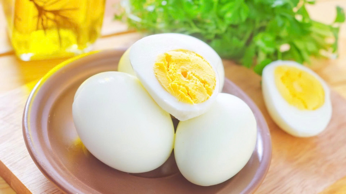 trung luoc de qua dem An duoc hay nen bo hinh anh 1