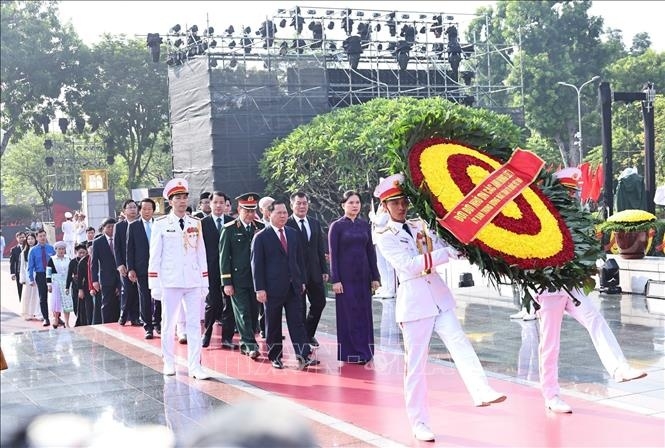 lanh dao Dang, nha nuoc dang huong tuong niem cac anh hung liet si hinh anh 2