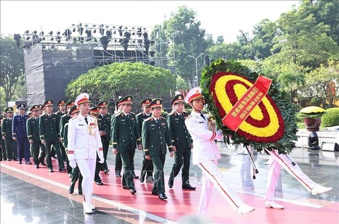 lanh dao Dang, nha nuoc dang huong tuong niem cac anh hung liet si hinh anh 3