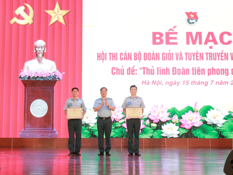 quan chung phong khong - khong quan vinh danh 28 can bo doan gioi hinh anh 2