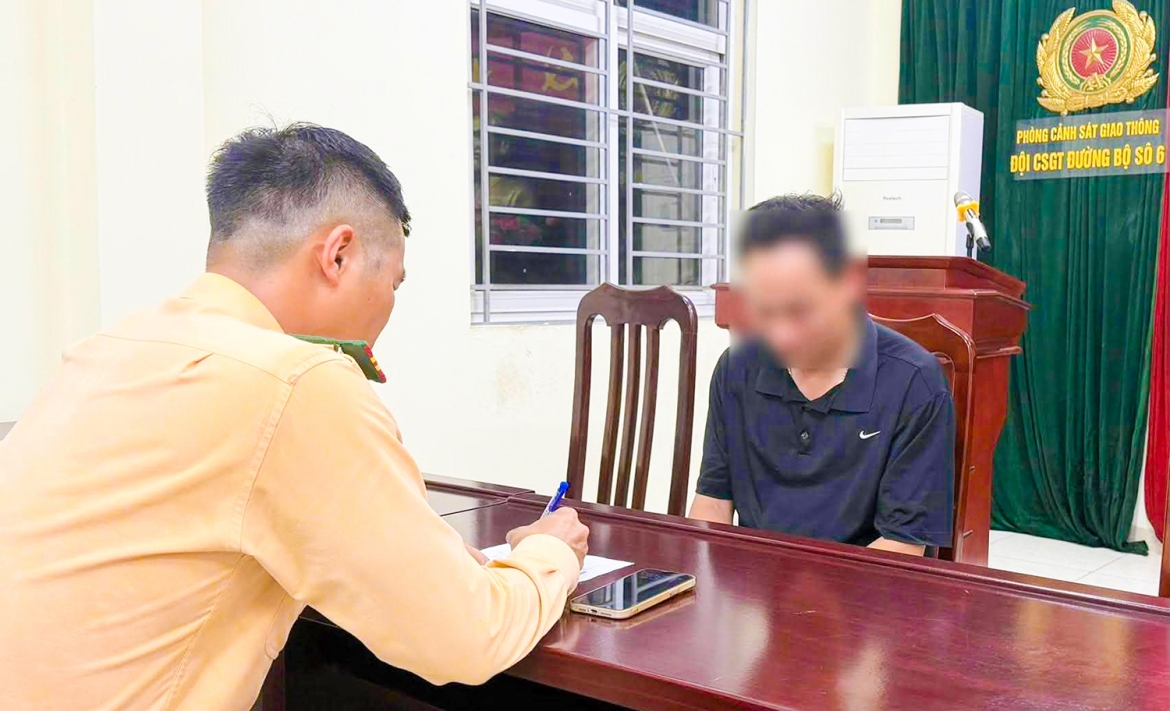 danh tinh nguoi dieu khien o to ui mot csgt roi tang ga bo chay tren pho ha noi hinh anh 1