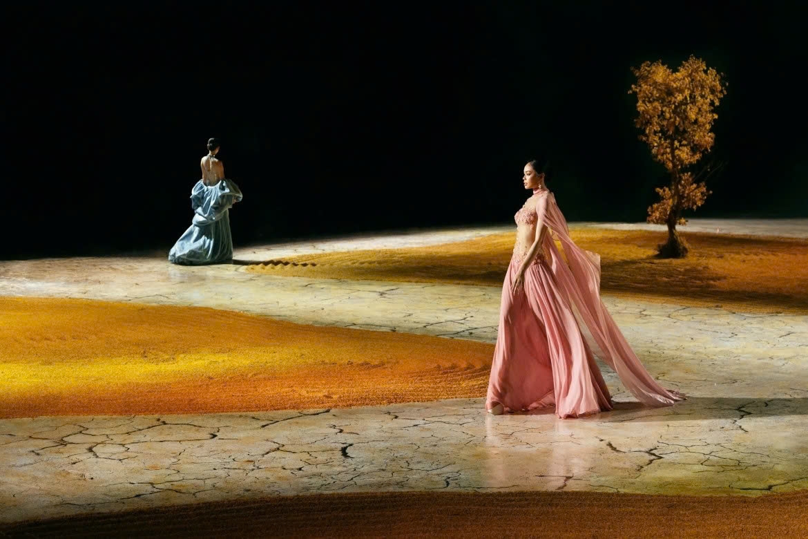 vietnamese beauty queens walk runway covered with rice plants picture 1