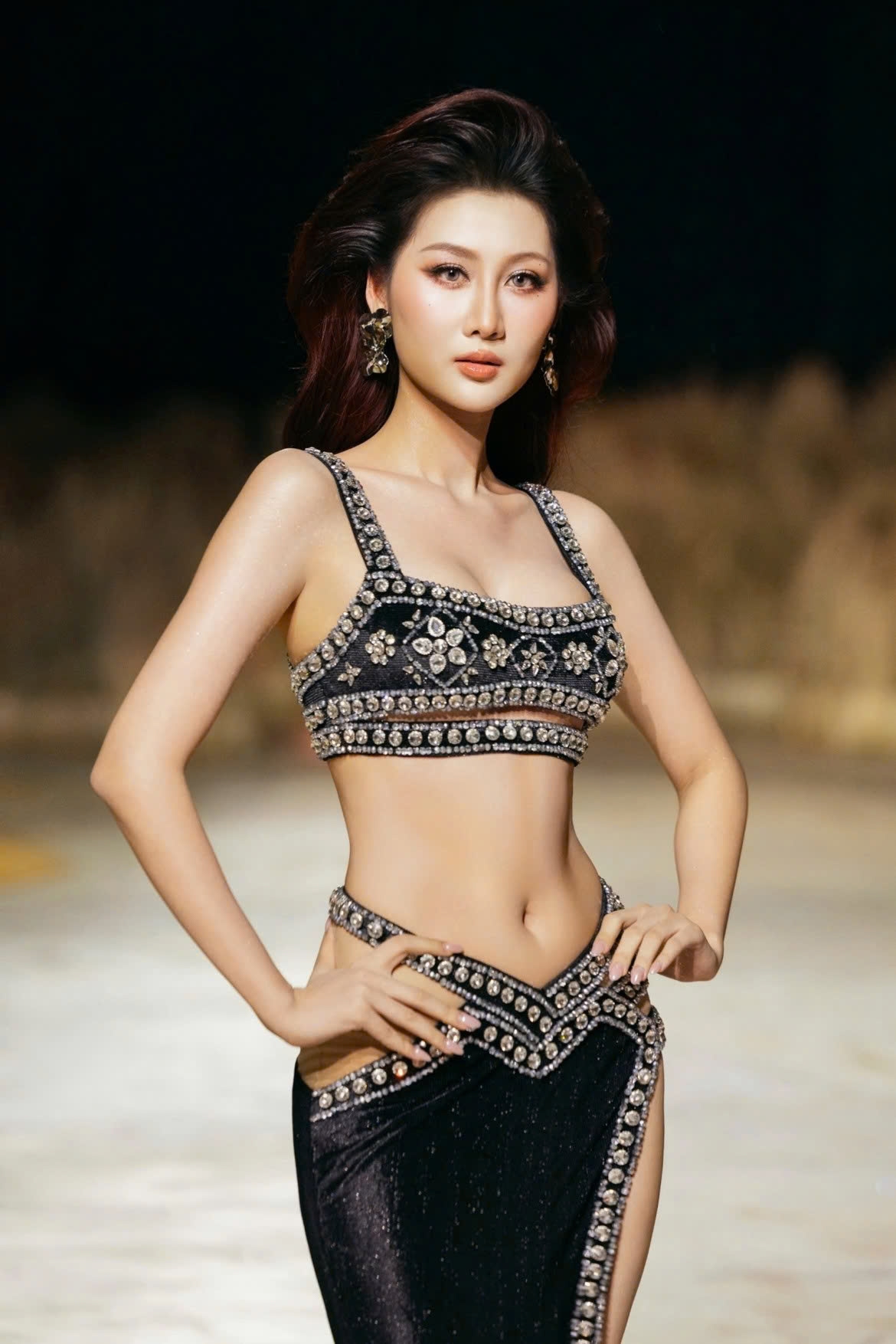 vietnamese beauty queens walk runway covered with rice plants picture 10