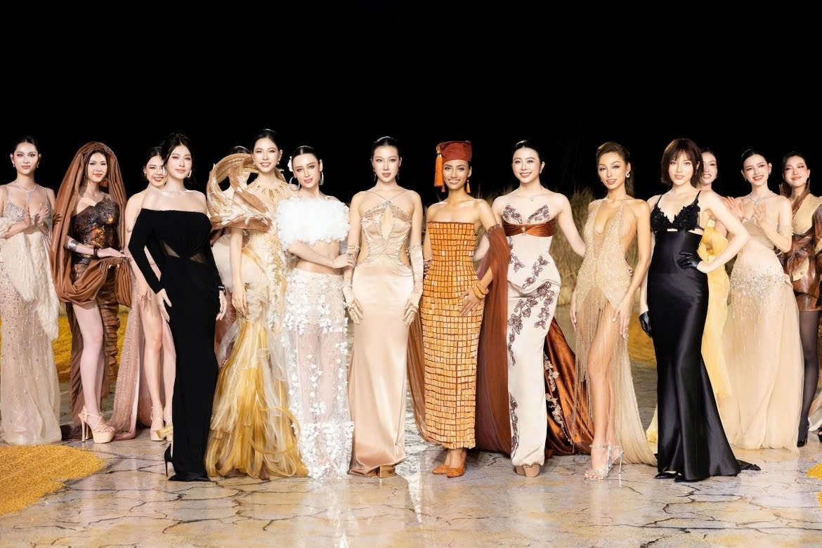 vietnamese beauty queens walk runway covered with rice plants picture 15
