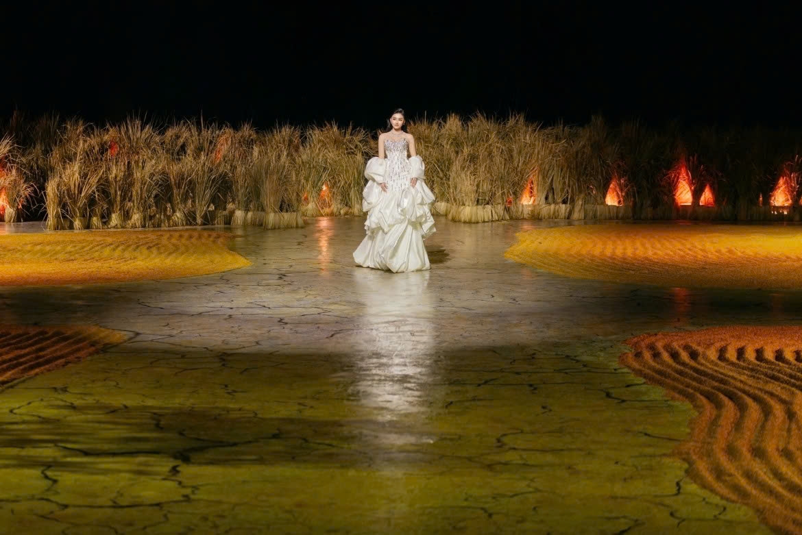vietnamese beauty queens walk runway covered with rice plants picture 3