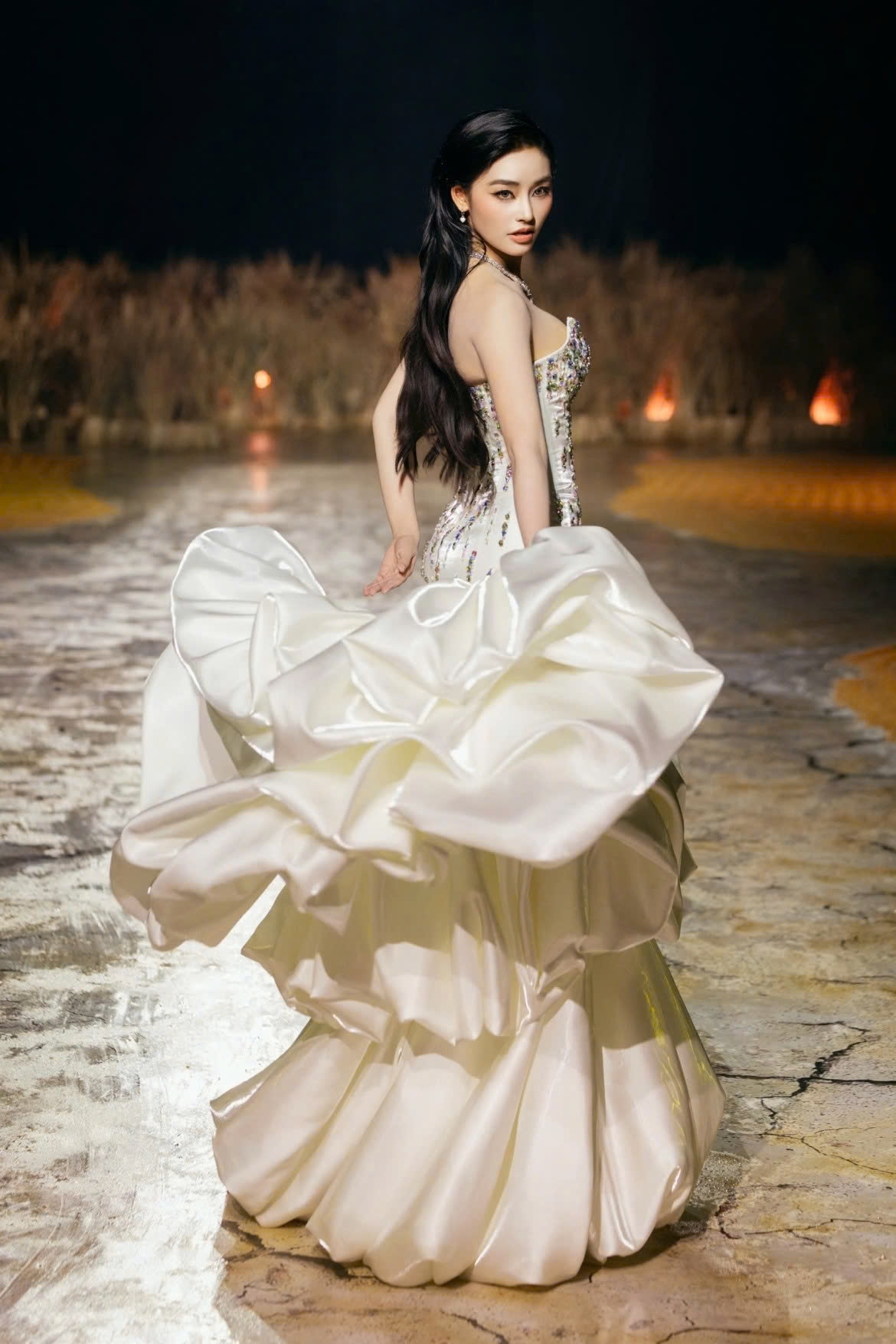vietnamese beauty queens walk runway covered with rice plants picture 4