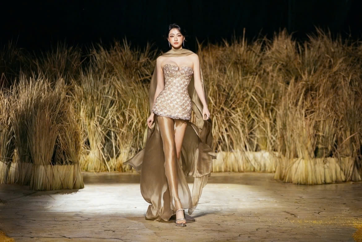 vietnamese beauty queens walk runway covered with rice plants picture 8