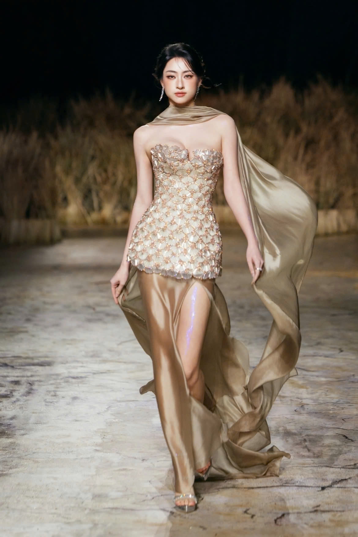 vietnamese beauty queens walk runway covered with rice plants picture 9