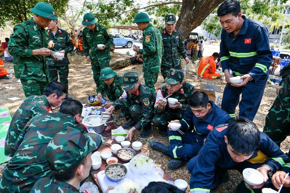 vietnam s humanitarian contribution through overseas disaster relief missions picture 8