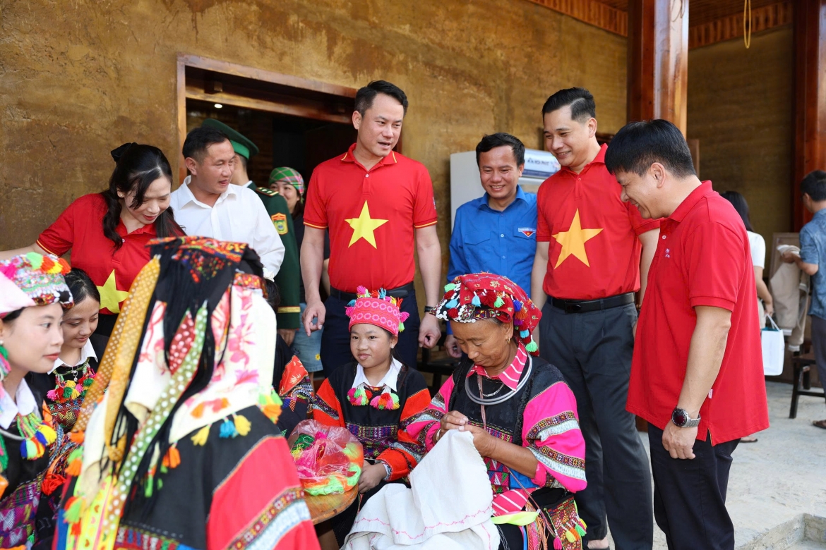 vietjet cung tuoi tre ca nuoc noi dai hanh trinh toi yeu to quoc toi hinh anh 3