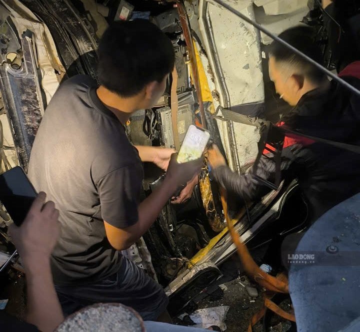 canh sat pha cua cabin, cuu tai xe mac ket sau vu lat container tren deo khanh le hinh anh 1
