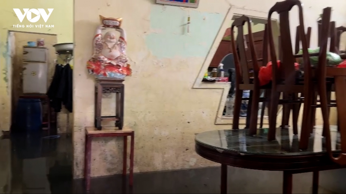 Ngõ phố trung tâm Hà Nội cứ mưa là ngập, người dân mong xử lý triệt để