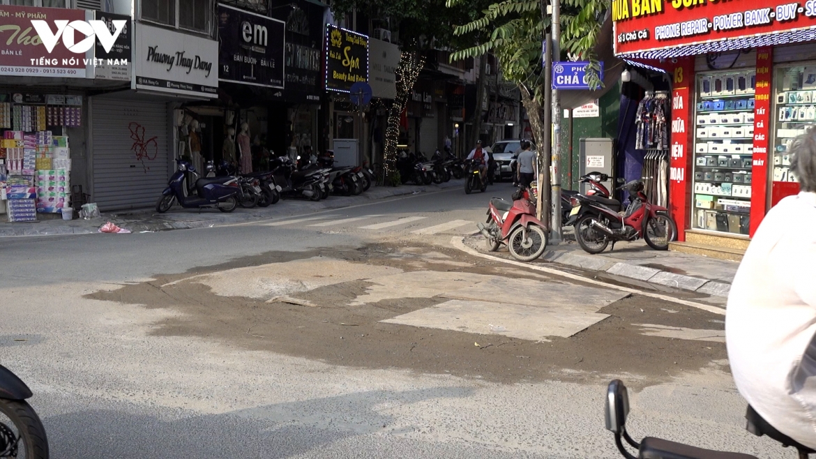Mặt đường Hà Nội nham nhở vì tình trạng "đào lên, lấp xuống"