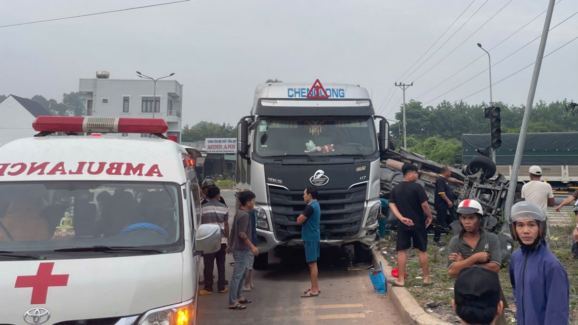 xe 7 cho lat sau va cham xe ben, 1 nguoi tu vong, nhieu nguoi bi thuong hinh anh 2