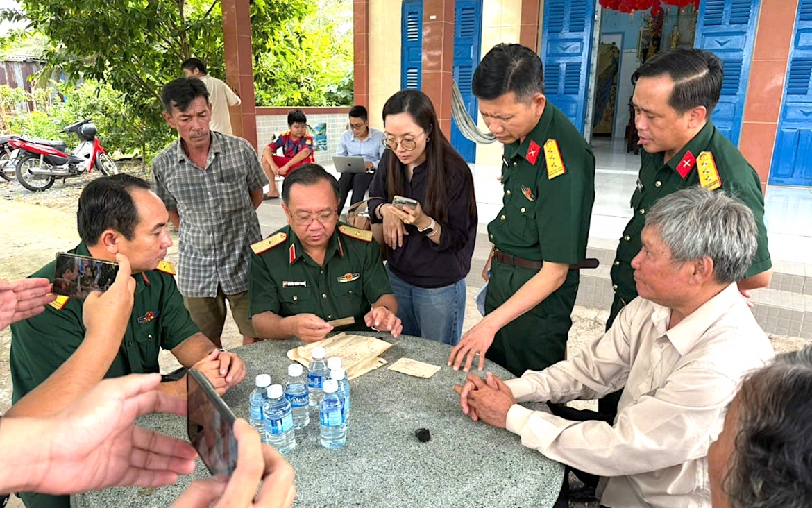 Chính ủy Bộ Tư lệnh TP.HCM trực tiếp đi xác minh thân nhân liệt sĩ Huỳnh Văn Quên