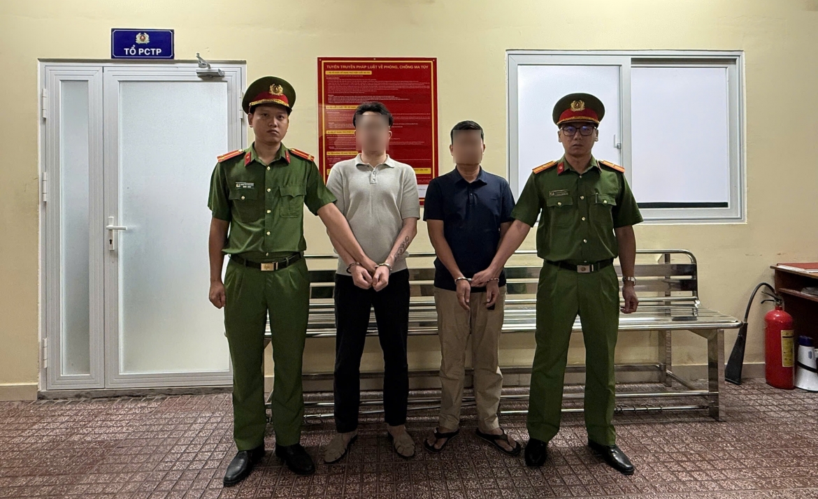 bat 2 doi tuong vay rap, dap pha xe cua nhau tai trung tam tp.hcm hinh anh 1